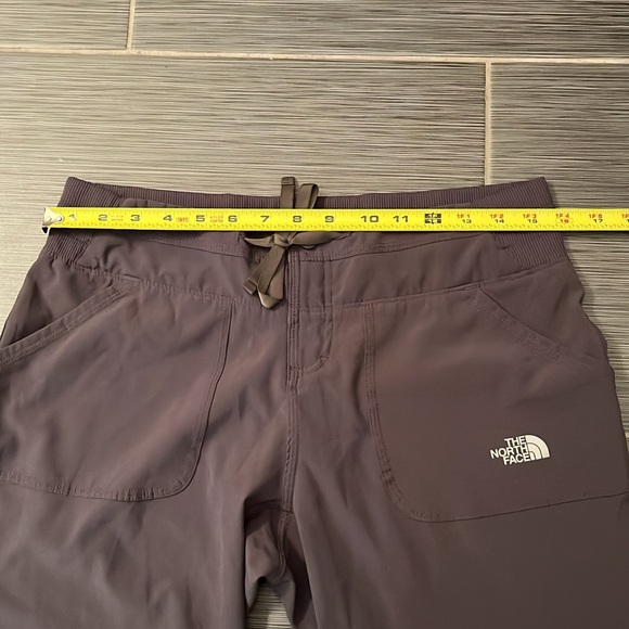 The North Face Gray Women’s TNF APEX Crop Pants Size Medium Hiking Athletic - Picture 10 of 12